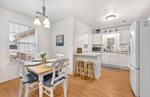 Lowell Casa | Central 3BR—Near AMP, UofA, XNA, Walmart HQ
