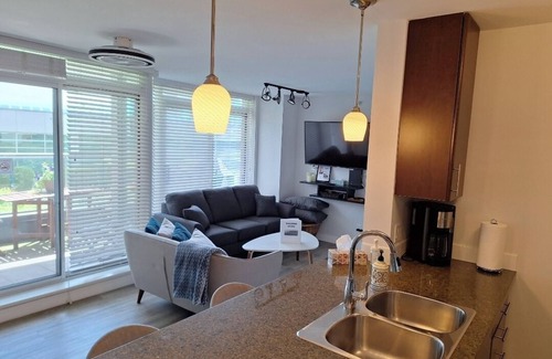 Crosstown Apartamento | Central 3BR Suite w/ Pond View & Luxe Amenities
