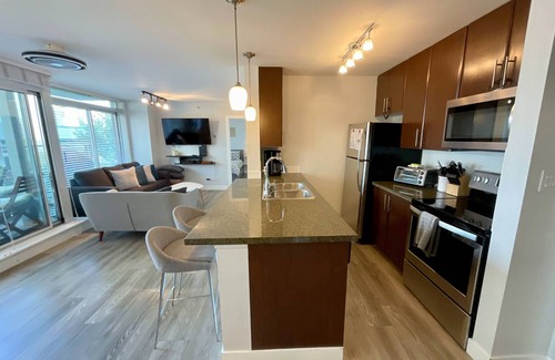 Crosstown Apartamento | Central 3BR Suite w/ Pond View & Luxe Amenities