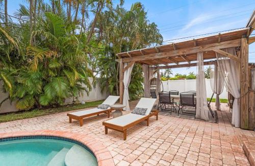 Garden Isles Casa | Central 4BD Getaway - Pool - Games - Beach Nearby