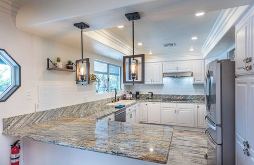Paradise Villa | Central 5-bedroom 3-bathroom 2-maters BIG POOL & HUGE YARD!!