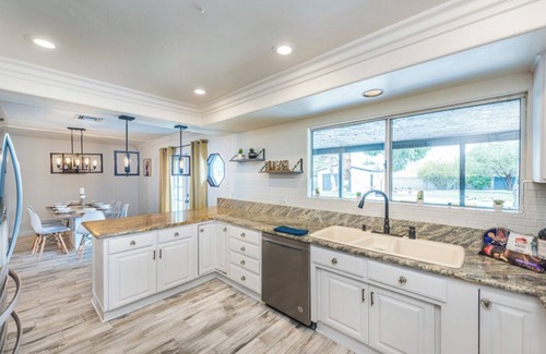 Paradise Villa | Central 5-bedroom 3-bathroom 2-maters BIG POOL & HUGE YARD!!