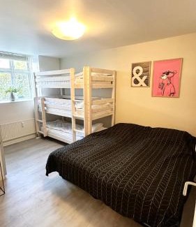 Vesterbro Apartamento | Central Aarhus Lejlighed i Gadeplan med Parkering lige udenfor