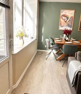 Vesterbro Apartamento | Central Aarhus Lejlighed i Gadeplan med Parkering lige udenfor
