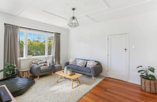 Gisborne Casa | Central and Affordable - Cute Art Deco