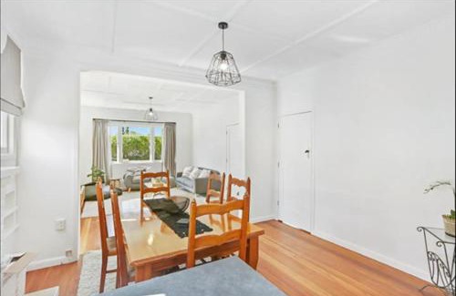 Gisborne Casa | Central and Affordable - Cute Art Deco