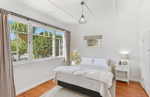 Gisborne Casa | Central and Affordable - Cute Art Deco