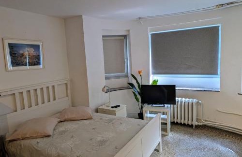 Etterbeek Apartamento | Central and convenient studio near supermarkets and public transports