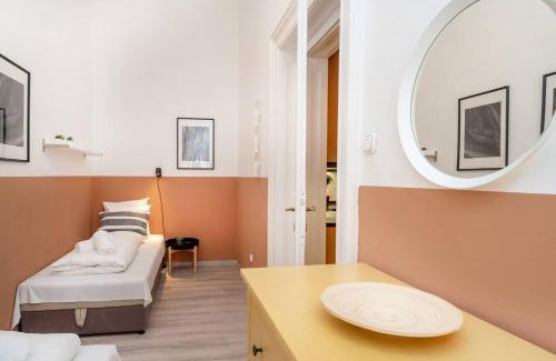 Jozsefvaros Apartamento | Central and large AC home away from home