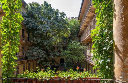 Jozsefvaros Apartamento | Central and large AC home away from home