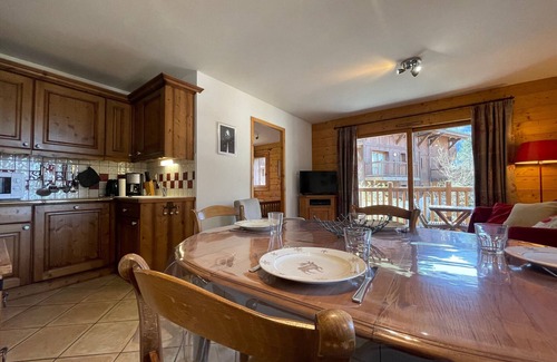 Samoens Apartamento | Apartamento céntrico y tranquilo con balcón, WiFi, parking y acceso a ski bus