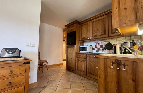 Samoens Apartamento | Apartamento céntrico y tranquilo con balcón, WiFi, parking y acceso a ski bus