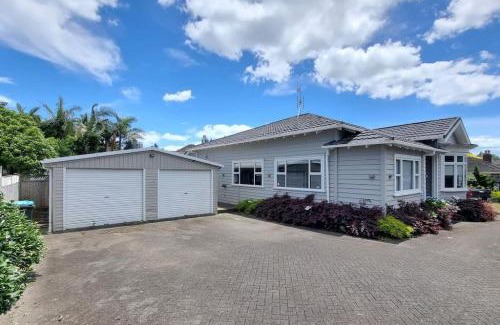Greenlane - Ellerslie Casa | Central Auckland 5-Bedroom Villa with Free Parking