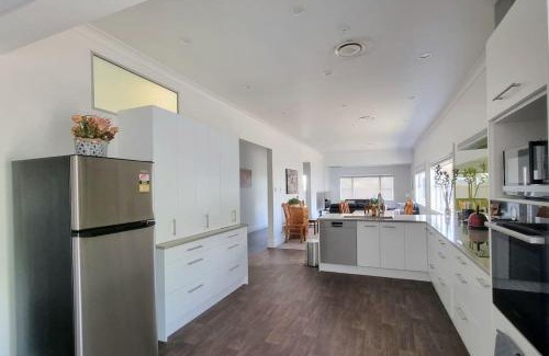 Greenlane - Ellerslie Casa | Central Auckland 5-Bedroom Villa with Free Parking
