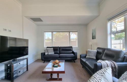 Greenlane - Ellerslie Casa | Central Auckland 5-Bedroom Villa with Free Parking