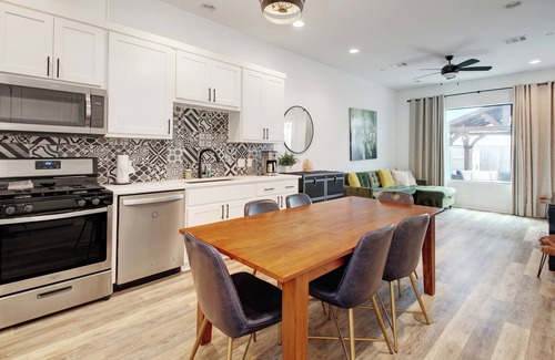 Highland Condominio | Central Austin Condo - great floorplan for guest with 2 bedrooms, 2.5 baths!