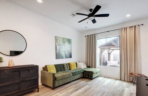 Highland Condominio | Central Austin Condo - great floorplan for guest with 2 bedrooms, 2.5 baths!
