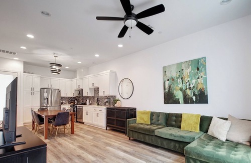 Highland Condominio | Central Austin Condo - great floorplan for guest with 2 bedrooms, 2.5 baths!