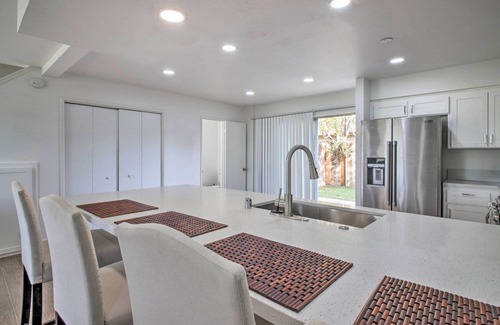 Country Rose Apartamento | Central Bakersfield Townhome w/ Private Patio