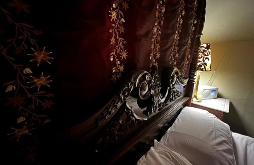 Bath Cama Y Desayuno | Central Bath, 4-Poster Georgian Suite with large private Drawing Room.