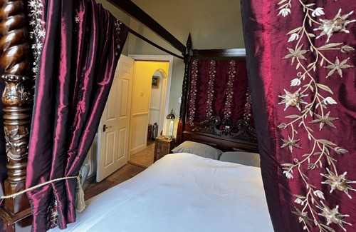 Bath Cama Y Desayuno | Central Bath, 4-Poster Georgian Suite with large private Drawing Room.