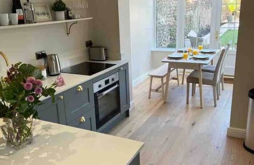 Lytham St. Anne's Cabaña | Central Beach Cottage, in the Heart of Lytham