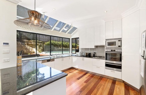 Avalon Beach Casa | Central Beach House - Pool