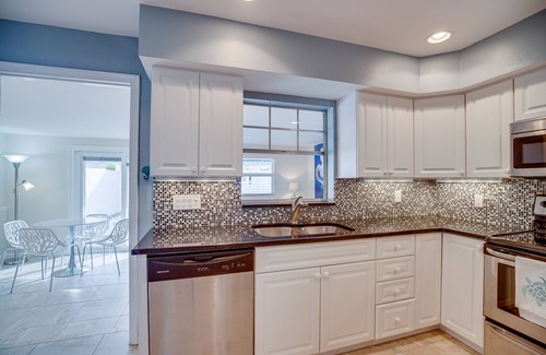 Central Beach Casa | Central Beach-Modern 2 Bedroom townhouse on Barrier Island 2-minutes to beach