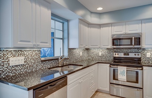Central Beach Casa | Central Beach-Modern 2 Bedroom townhouse on Barrier Island 2-minutes to beach