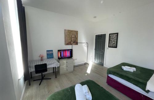 Bedford Apartamento | Central Bedford FREE Parking & Private Garden& Conservatory Perfect for large group of people
