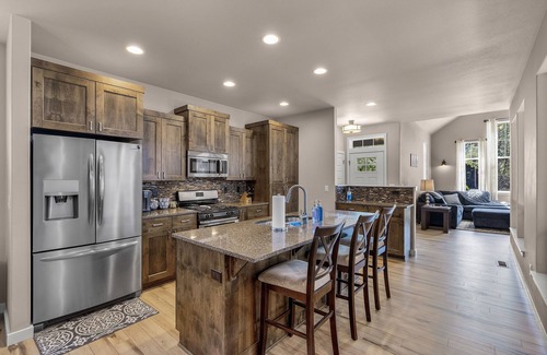 Old Farm District Casa | Central Bend 3BR | Pet-Friendly | 30+ Day Stay