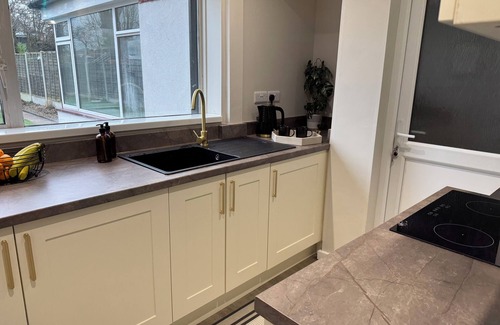 Sheldon Casa | Central Birmingham Luxury House for 8 people with parking, garden, near NEC, BHX