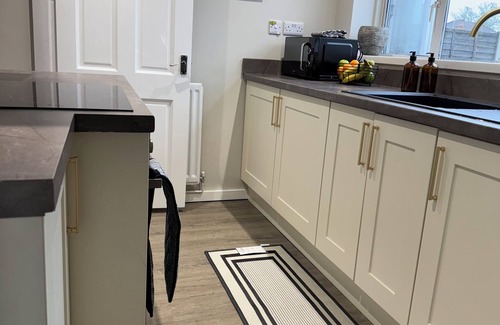 Sheldon Casa | Central Birmingham Luxury House for 8 people with parking, garden, near NEC, BHX