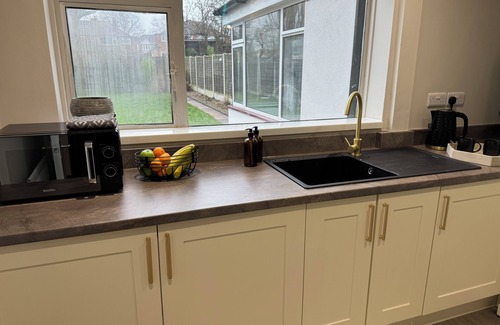 Sheldon Casa | Central Birmingham Luxury House for 8 people with parking, garden, near NEC, BHX