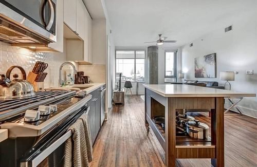 Garden Hills Apartamento | Central Buckhead View | Luxe 2BR w/ Pool& Full Kitchen