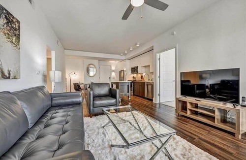 Garden Hills Apartamento | Central Buckhead View | Luxe 2BR w/ Pool& Full Kitchen