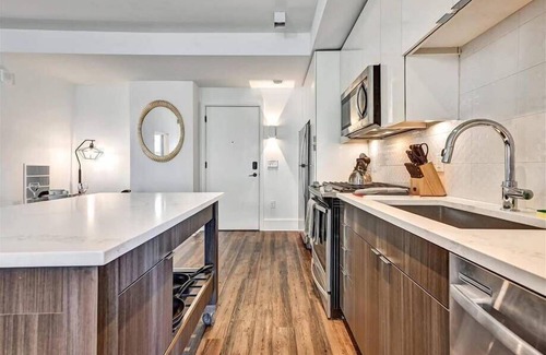 Garden Hills Apartamento | Central Buckhead View | Luxe 2BR w/ Pool& Full Kitchen