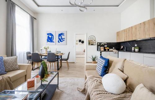 Palace District Apartamento | Central Budapest Oasis - Modern Charm, Timeless Comfort