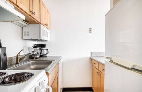 Mid-Cambridge Apartamento | Central Cambridge 1BR near restaurants, steps from Train, by Blueground