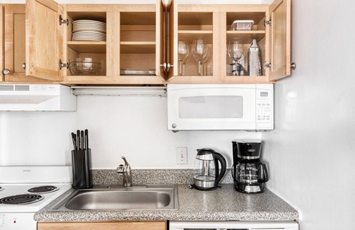 Mid-Cambridge Apartamento | Central Cambridge 1BR near restaurants, steps from Train, by Blueground