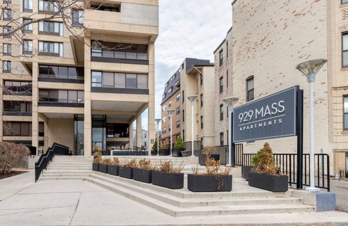 Mid-Cambridge Apartamento | Central Cambridge 1BR near restaurants, steps from Train, by Blueground