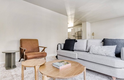 Mid-Cambridge Apartamento | Central Cambridge 2BR near restaurants, steps from Train, by Blueground