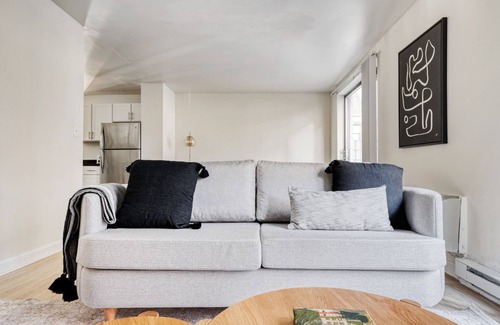 Mid-Cambridge Apartamento | Central Cambridge 2BR near restaurants, steps from Train, by Blueground