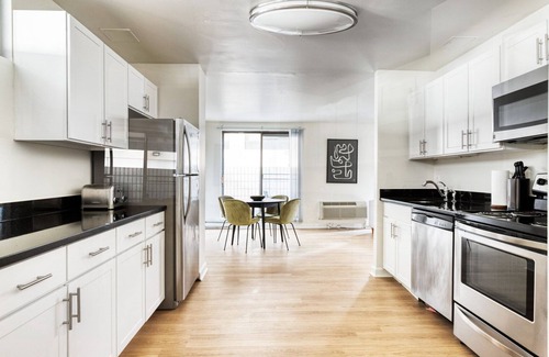 Mid-Cambridge Apartamento | Central Cambridge 2BR near restaurants, steps from Train, by Blueground