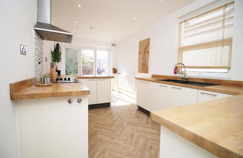 Cathays Casa | Central Cardiff - 3 Bedroom Home - Walk to Shopping Town Centre And Cardiff Castle