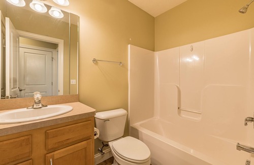 Tremont Apartamento | Central Cleveland Gem Lower Unit 1 Bedroom Apts by RedAwning