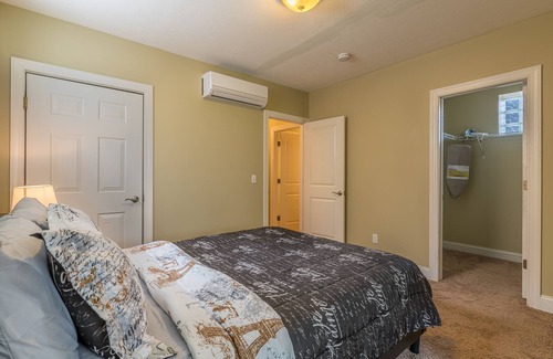 Tremont Apartamento | Central Cleveland Gem Lower Unit 1 Bedroom Apts by RedAwning