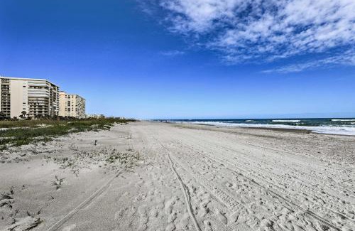 Cocoa Beach Apartamento | Central Cocoa Beach Condo with View, Steps to Beach!