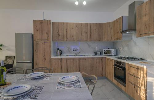 Qawra Apartamento | Central Comfort Apartment - Steps From All Amenities
