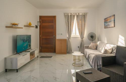 Qawra Apartamento | Central Comfort Apartment - Steps From All Amenities